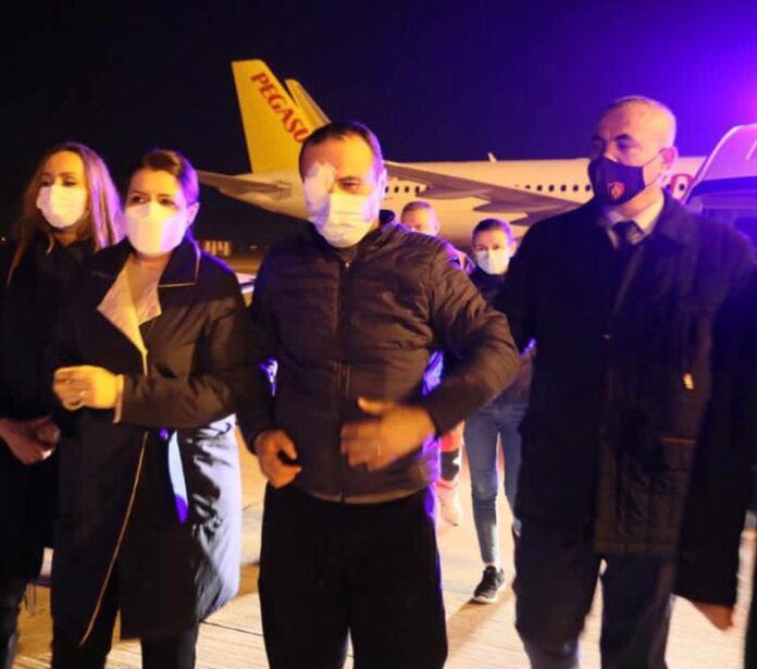 Rrezikon shikimin, polici që u plagos gjatë protestave për Rashën dërgohet në Turqi..(FOTO)