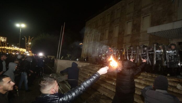 Dita e dytë e protestave në Shqipëri, 7 të plagosur, 5 prej të cilëve policë..