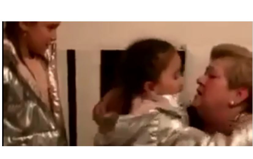 Pamje Emocionuese: Dy vogëlushet të vetme bën 42 orë rrugë nga Gjermania për ta befasuar gjyshën..