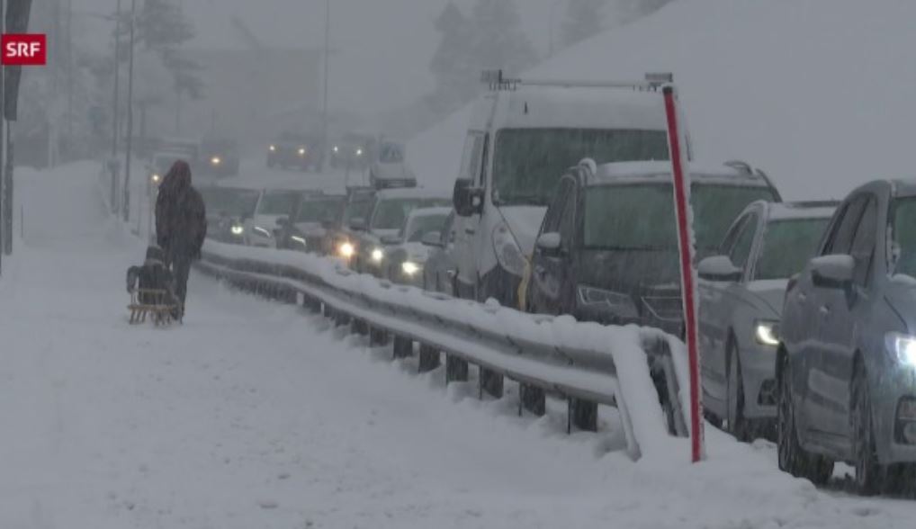 Zvicra po “fundoset” në dëborë – kaos i madh në trafik..