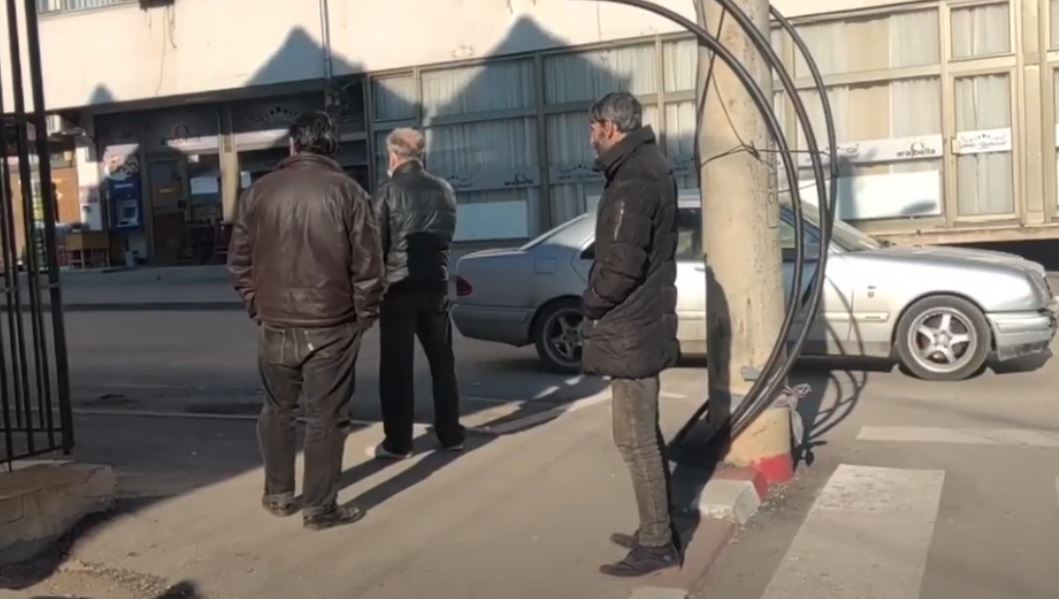 Kërçovë: Me orë presin në rrugë për të punuar diçka..! (VIDEO)