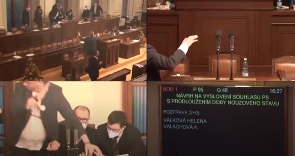 Përleshej fizike në Parlament.. (Video)