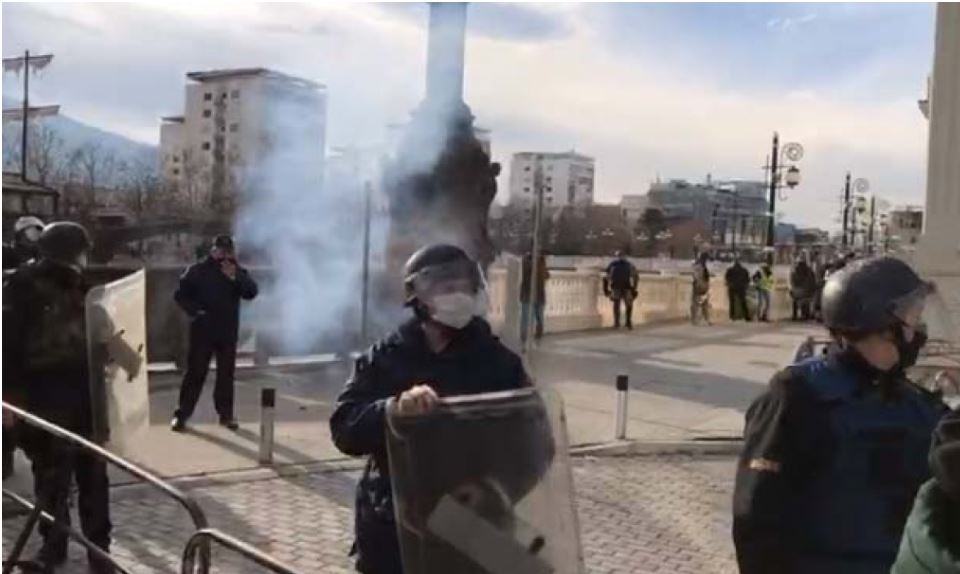 ESKALON SITUATA! Policia përdori shok bomba në protestën për Monstrën..(VIDEO)