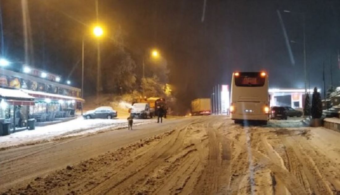 KUJDES..! Po vjen bora dhe acari! Në Strazhë rruga vështirë e kalueshme (FOTO)