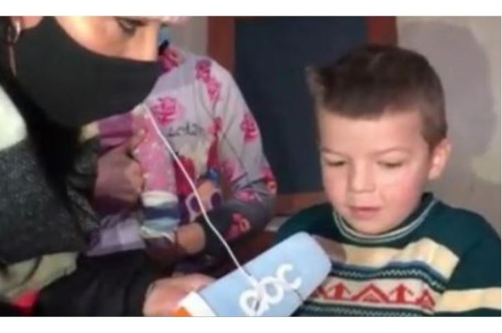 Prekëse/ Thirrja e vogëlushit të familjes Tragjini: Dua një shtëpi, kam shumë ftohtë..(VIDEO)