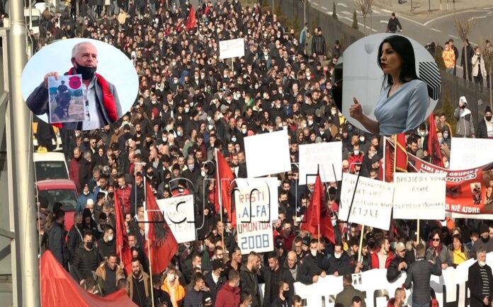 Mijëra protestues shqiptarë dridhën Shkupin, kërkuan dorëheqjen e Fatime Fetaut sepse kontrollohet nga “dora e zezë”! (VIDEO)