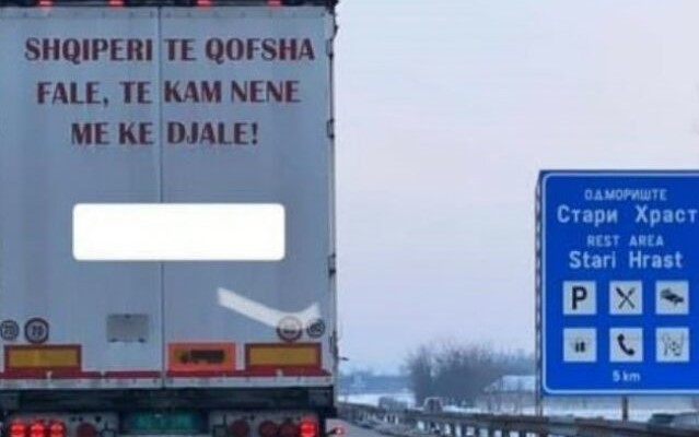 Shqiptari kalon nëpër Serbi me këtë mbishkrim në kamion: “Shqipëri të qofsha falë, të kam nënë më ke djalë”