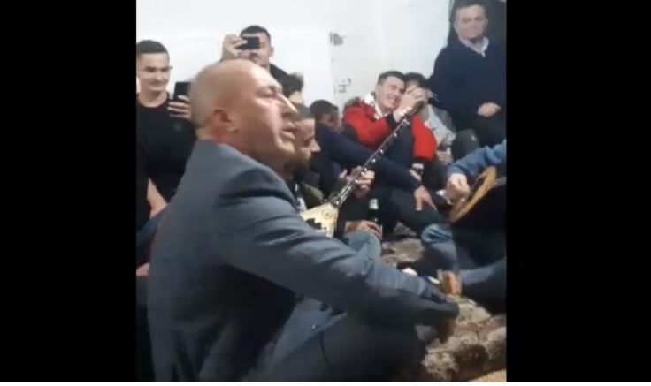 Në prag të zgjedhjeve, Ramush Haradinaj ia ‘kris’ këngës.. (Video)