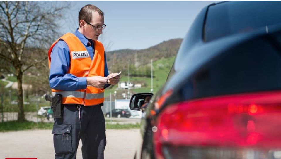 Zvicër: Tentoi të mashtrojë policinë me vinjetë, por i doli shtrenjtë..!