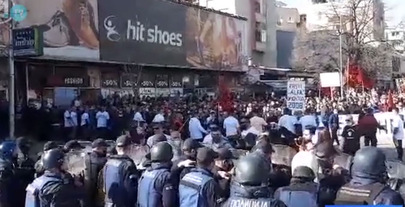 Protestuesit përplasen me policët, të revoltuar se ua bllokuan rrugën..(VIDEO)