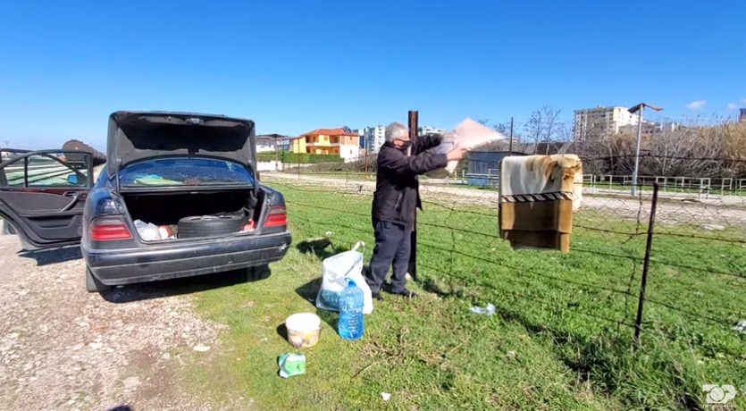 Ditën taksi, natën shtëpi/ 62-vjeçari shqiptarë që jeton prej 8 vitesh në makinën..