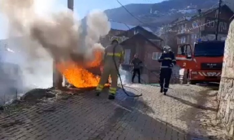 Përfshihet nga flakët një makinë..(VIDEO)