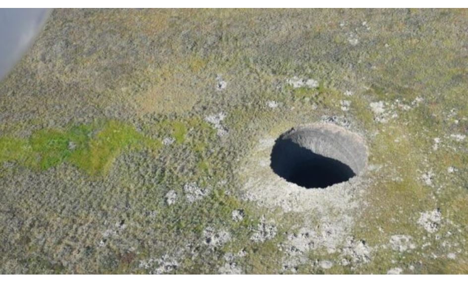 MlSTERl vazhdon, shfaqet një tjetër gropë GJlGANDE në tokë.. (FOTO)