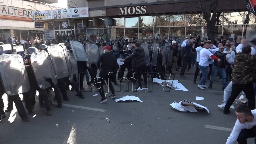 Kërçovari goditet me gurë gjat protestave nga Policia..!