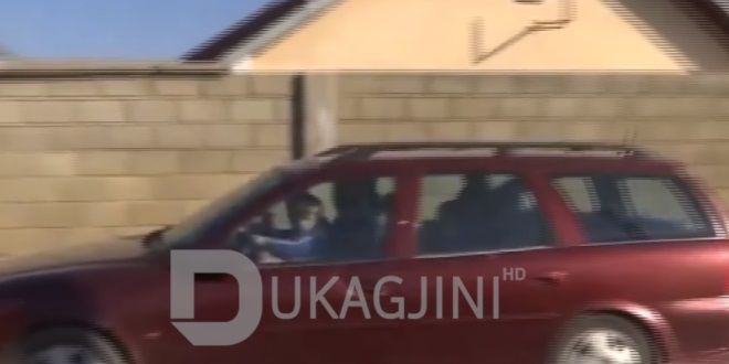 Fëmiu shqiptar kapet nga kamera duke vozitur veturën për në shkollë.. (Video)