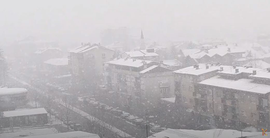 Kërçovë momentalisht bie shumë borë ..(VIDEO)