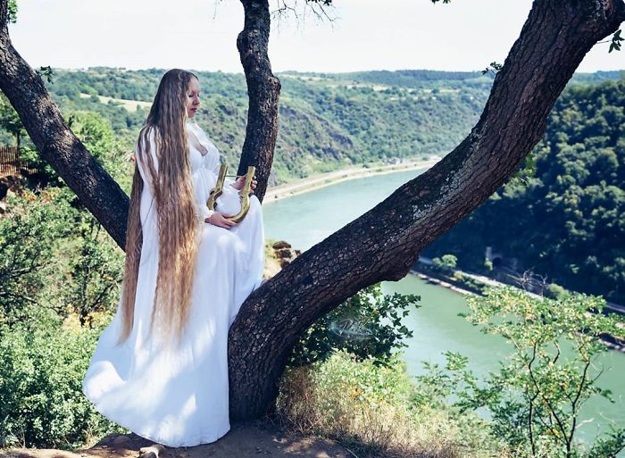 Kjo vajzë për 15 vjet nuk i ka prerë kurrë flokët.. (FOTO)