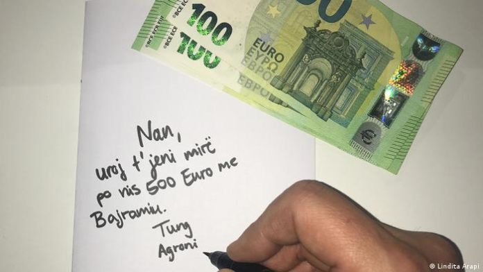 “Nënë, po nis 500 euro” Shqiptarët që nuk e harrojnë familjen..