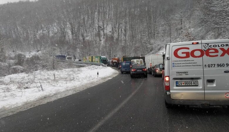 Kërçovë-Gostivar reshjet e borës bllokojnë rrugën..(VIDEO)