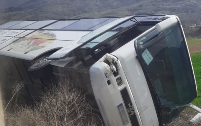 Rrokulliset autobusi në rrugën Kërçovë-Manastir..