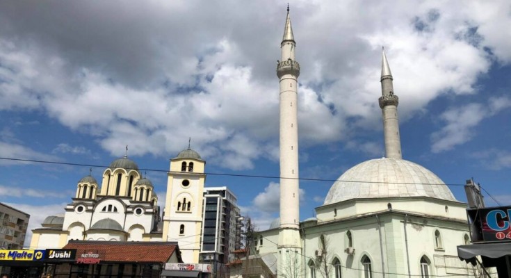 Xhamia e Kisha në një oborr të qytetit shqiptarë, e vetmja në Ballkan..(VIDEO)