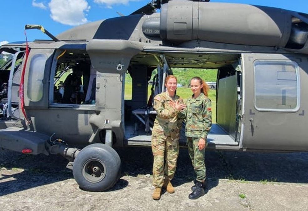 Dy pilote shqiptare që ju bëjnë zemrën mal..(VIDEO)