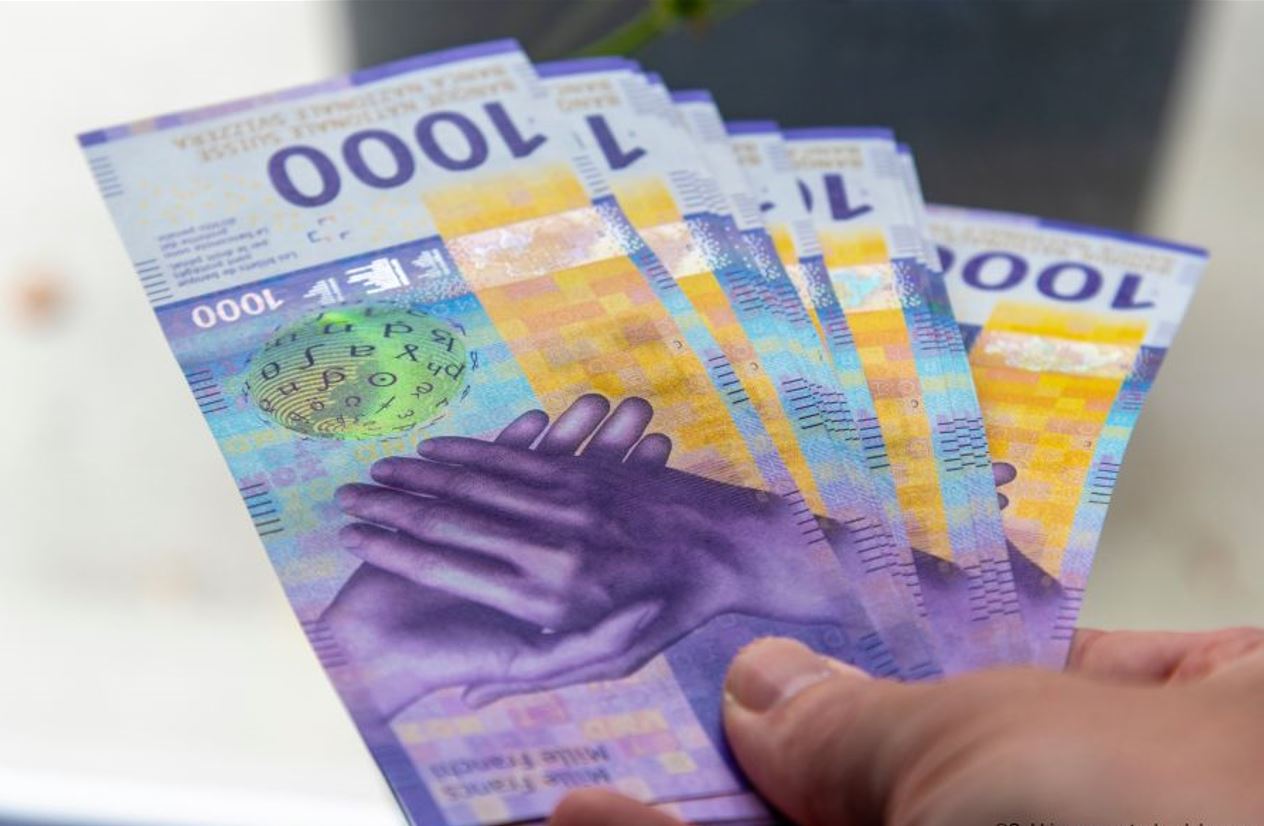 Zvicër: Gabimisht banka puntorve u lishon nga dy rroga..!
