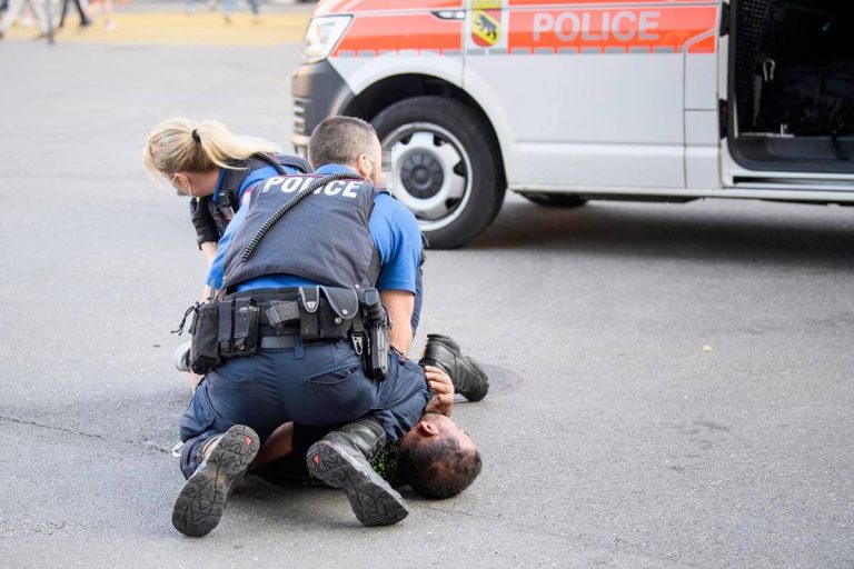 Zvicër Policia trondit me arrestimin brutal..