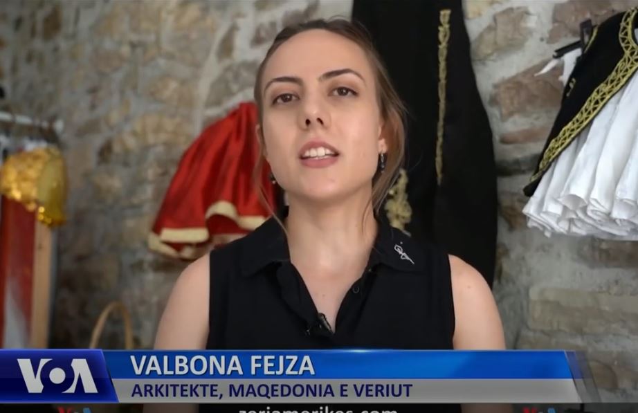 Valbona Fejza nga Kërçova e Maqedonisë së Veriut punon me një fustanellë të Gjirokastrës..(VIDEO)