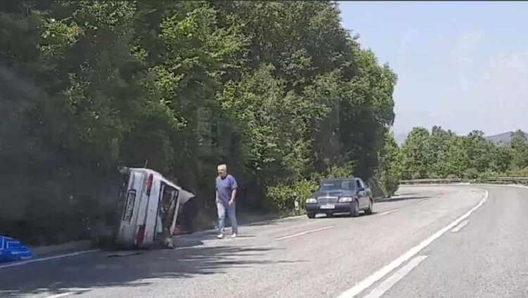 Kërçovë-Gostivar  në afërsi të Strazhës rrokulliset vetura..(VIDEO)