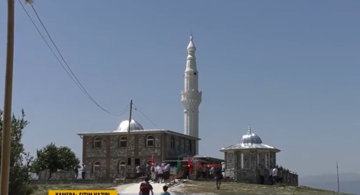 Këndohet ezani i parë Qafa heroike bëhet me xhami të re..(VIDEO)