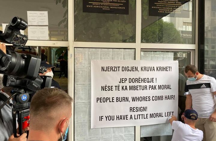 Protestuesit: Të jep dorëheqje Qeveria dhe kryetarja e Tetovës..