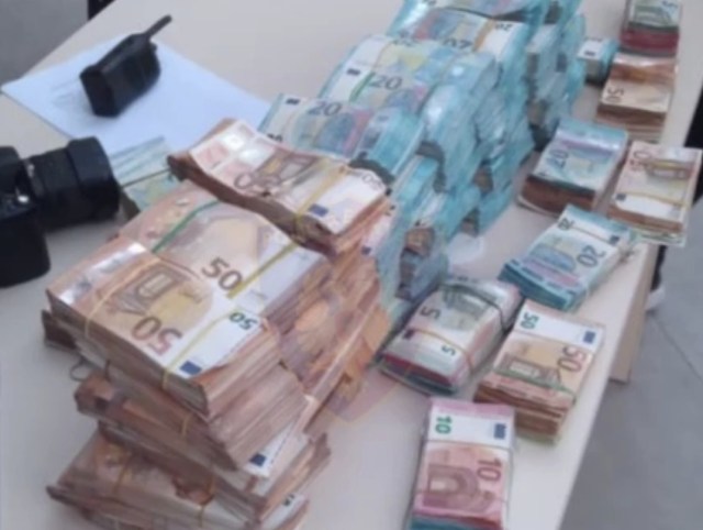 Shqiptari nga Italia kapet me 500 mijë euro ne kufi, ja ku i kishte fshehur (VIDEO)