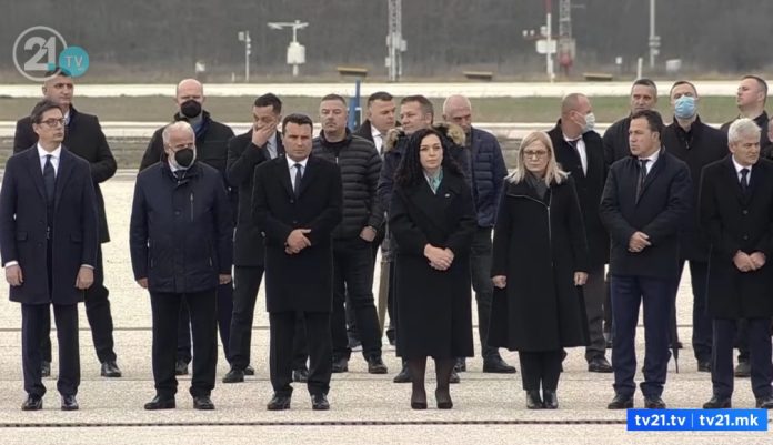 Vjosa Osmani dhe Lindita Nikolla në Shkup, në ceremoninë e pranimit të kufomave..