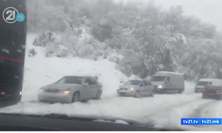 Kolona automjetesh në rrugën Gostivar – Kërçovë.. (VIDEO)