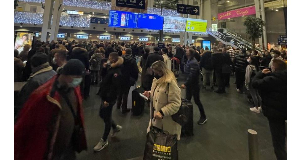 Kaos në aeroportin e Baselit bashkatdhetarët mbesin të bllokuar në aeroport.. (FOTO)