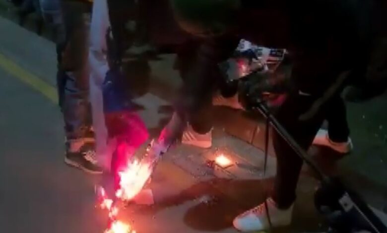 Protestë në Tiranë digjen flamuj serb.. (VIDEO)