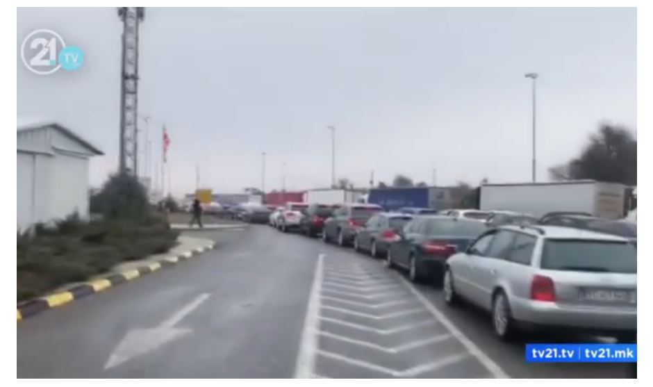 Këthehen mërgimtarët. Kolonë kilometrike në pikën kufitare nga Maqedonia.. (VIDEO)