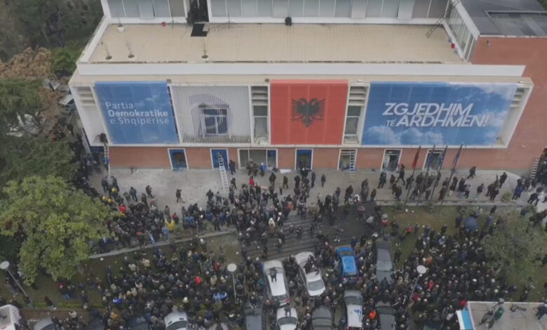 Shqipëri Protesta një grup deputetësh njoftuan se u kërcënohet jeta..