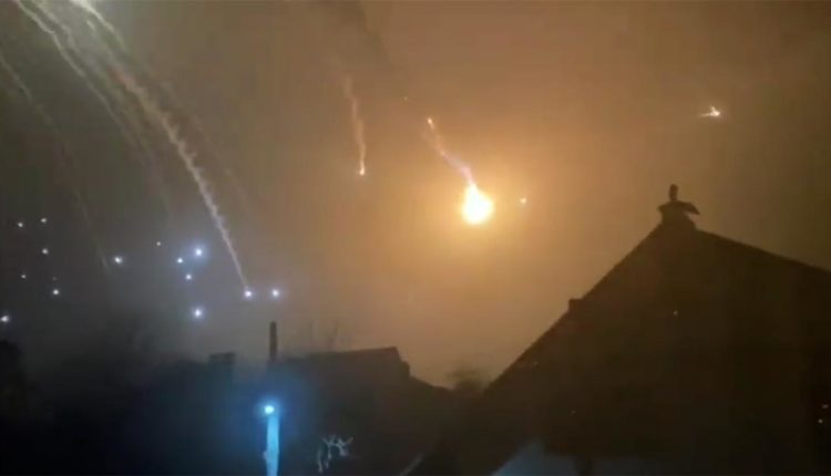 Sulmohen disa lagje të banuara të Kievit, shpërthime bombash edhe në Kharkiv..