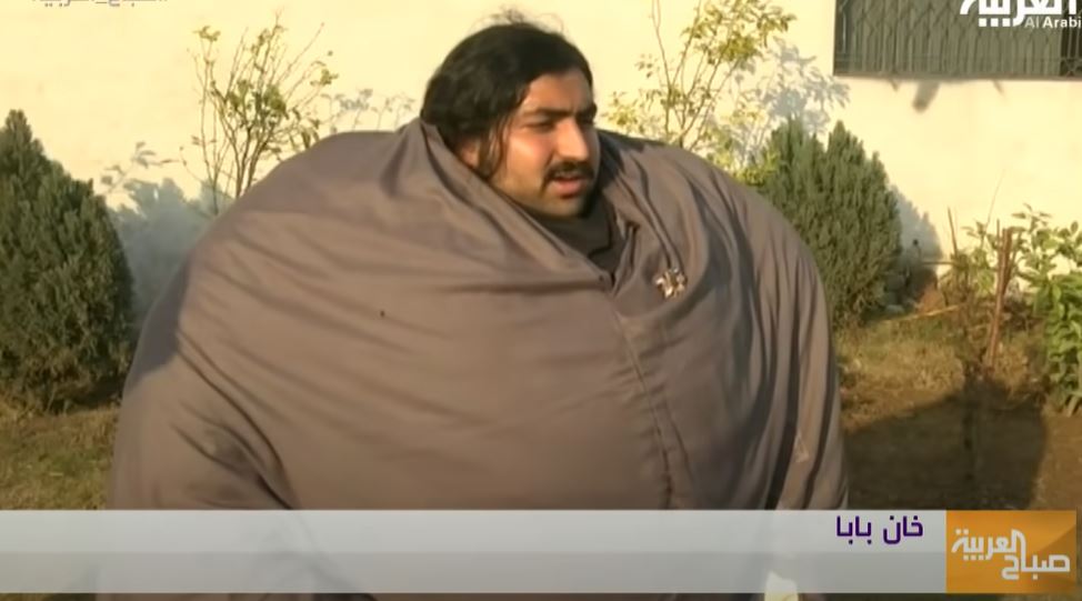 Një Pakistanez me peshë 440 kg ha 4 pula dhe 36 vezë në ditë, pamja e tij është e cuditshme..(VIDEO)