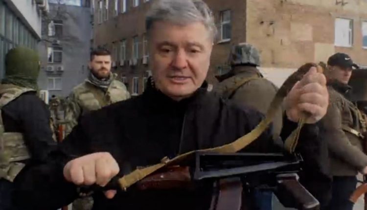 Ish-Presidenti ukrainas Poroshenko me kallashnikov në dorë.. (VIDEO)