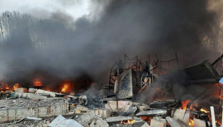 Krijohet varr masiv në Mariupol, morgjet janë të tejmbushura.. (FOTO)