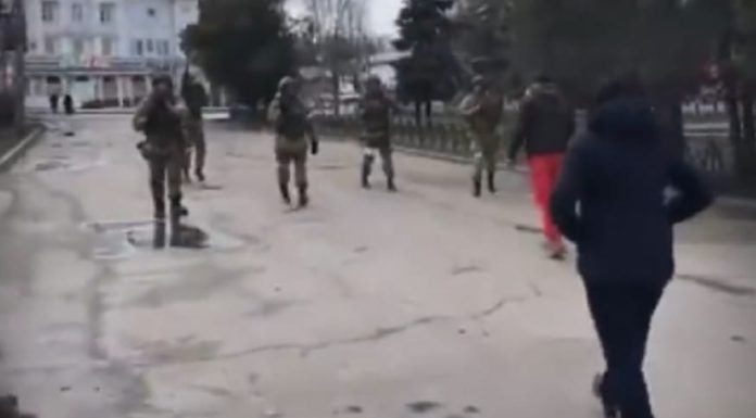 Çfarë guximi! Rusët qëllojnë me armë, ukrainasit s’bëjnë as një hap pas.. (VIDEO)