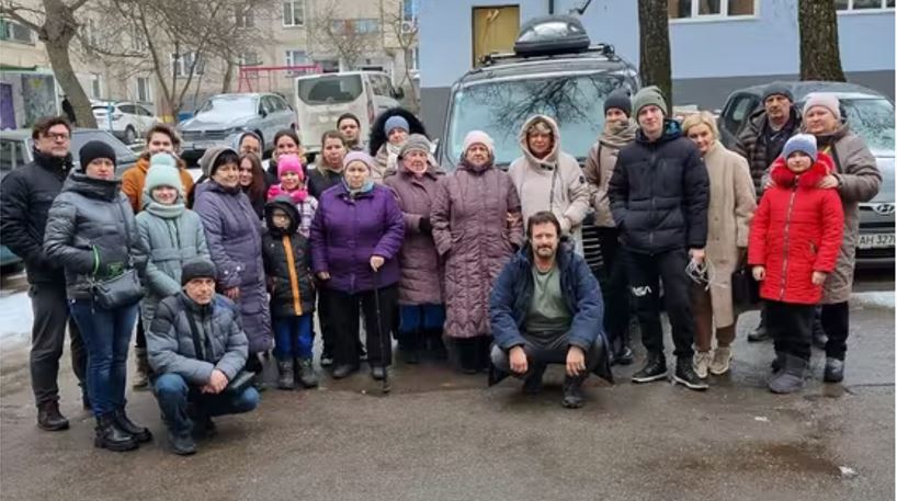 Shkoi për të shpëtuar familjen, kthehet me 40 ukrainas të shpëtuar..