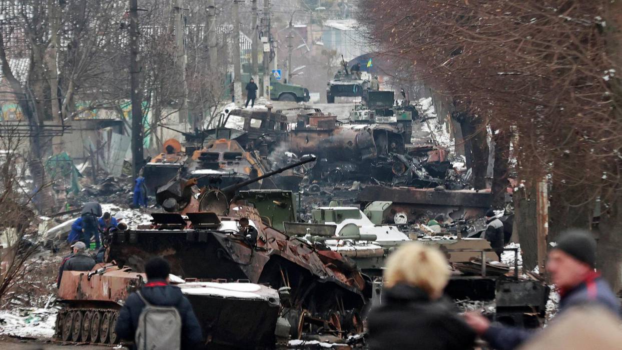 Rusia futi një kolonë me tanke në hyrje të Kievit, ushtria ukrainase i çon në ajër që të gjithë..