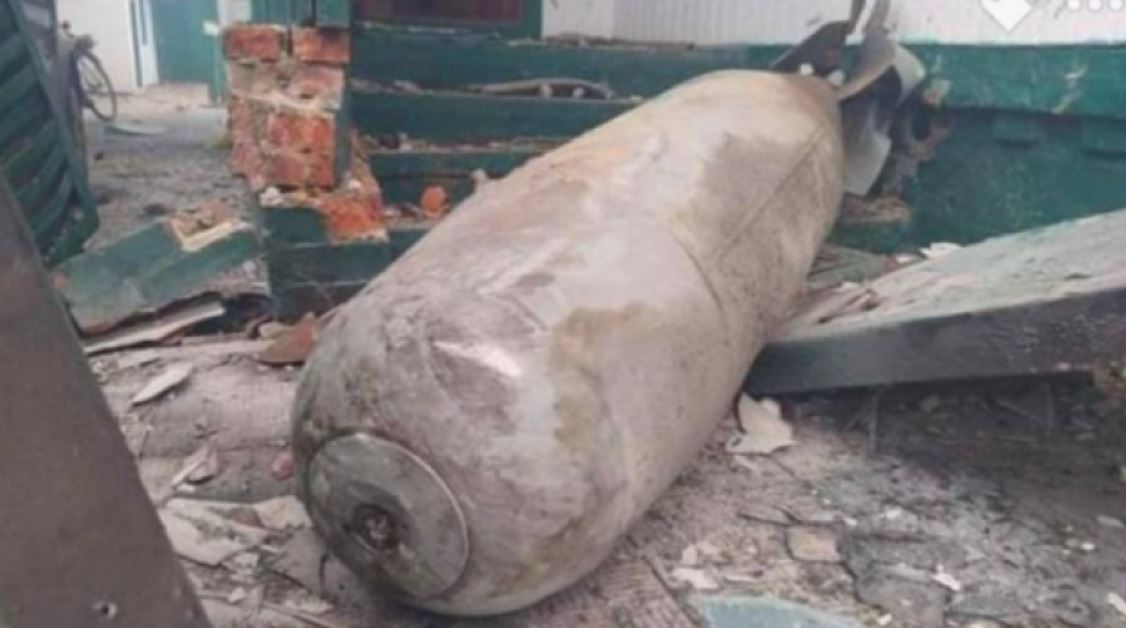 Ministri Ukrainas publikon imazhe: Bomba ruse 500 kg bie në një ndërtesë banimi..