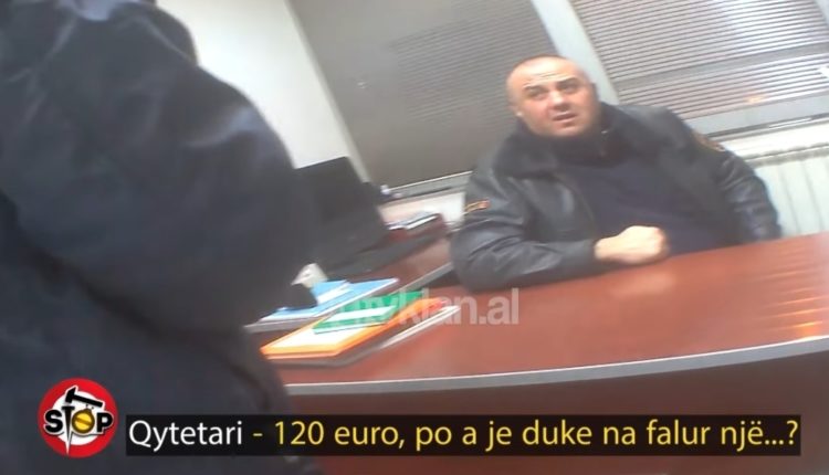 Arrestohet kryepolici në Bllacë u ka kërkuar nga 20 euro për pasagjerët shqiptarë që hynin në Maqedoni..