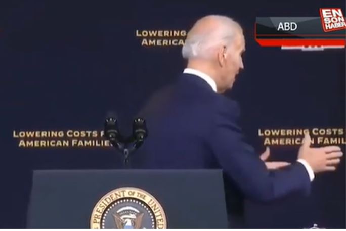 Biden “shtrëngon” duart me personin e “padukshëm”..(VIDEO)