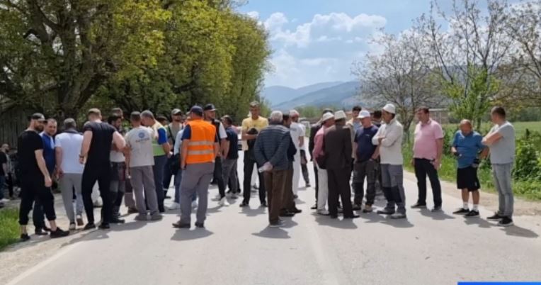 Kërçovë: Banorët e fshatrave bllokuan rrugët, kërkojnë të mos hidhen mbeturinat në hapësirat e xeherores..(VIDEO)